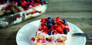 Erdbeer-Tiramisu mit Blaubeeren