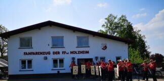 Holzheimer Blasmusik am 1. Mai Vor dem Ausbildungszentrumwird die Musik vom Band zuhören sein