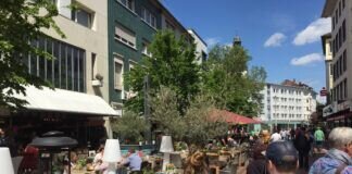 Verkehrsclub: Parkplätze zu Cafétischen