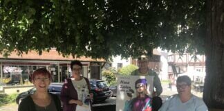 Die Gewinnerinnen und Autor Stefan Koenig unter der Linde