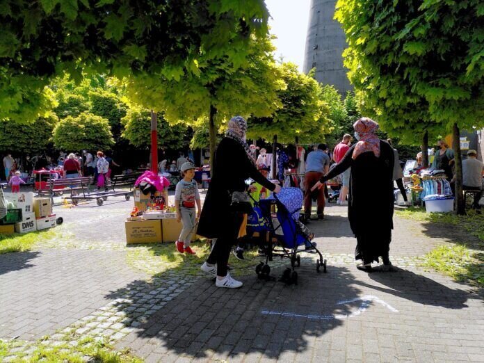 Auf dem Kirchplatz unter den Platanen herrschte buntes Treiben
