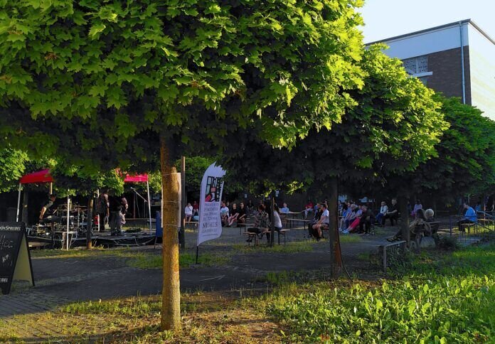 Idyllisch und Familiär: Sommerkulturkirche "unter den Platanen" am 12. Juni 2021