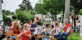 Holzheimer Musikzug spielt im Freien Holzheimer Musik rund um den Brunnen