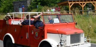 Feuerwehrjubiläum mit Konvoi historischer Feuerwehrfahrzeuge