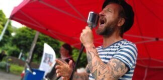 “O Paloma ohe!” Konzerterlebnis unter den Platanen am 11. Juli mit Andreas Eikenroth und Ludwig Metjé Andreas Eikenroth und Ludwig Metjé sorgen für ausgelassene Stimmung