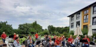 Musikzug Holzheim spielt in der Seniorenresidenz Neue Mitte auf Zum Abschied haben die Bewohner gewunken