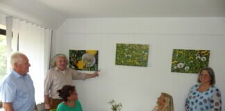 Ernst Moritz präsentiert den „Lebenszyklus der Pusteblume“ als Symbol für das menschliche Leben von der Geburt bis zum Ableben in den Räumen des Hospizvereins in Gießen