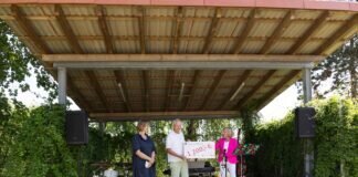 Spendenübergabe durch die Stiftung der Sparkasse Grünberg an die Kulturinititative ODculture Scheckübergabe auf der open Air Bühne