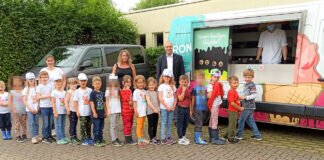 „Den Kindern eine Freude bereiten“ – Reiskirchener KiFaZ-Vater Manuel Hild sorgt für Eis-Überraschung