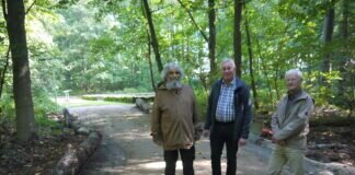 Ewald Seidlers Idee der Zuwegung zum “Holzheimer Kleinkastell” wurde nun realisiert Holzheims Ortsvorsteher Ulrich Engel, Markwaldvorstand Dieter Reitschmidt und Ewald Seidler (von links)