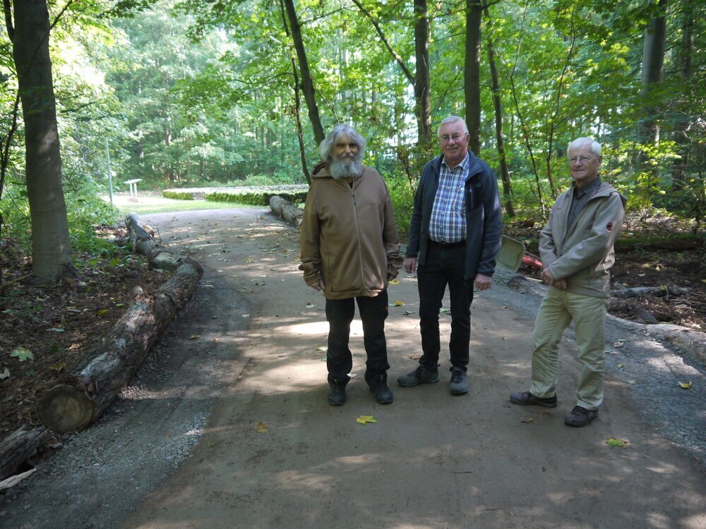 P1200146 Holzheims Ortsvorsteher Ulrich Engel, Markwaldvorstand Dieter Reitschmidt und Ewald Seidler (von links)