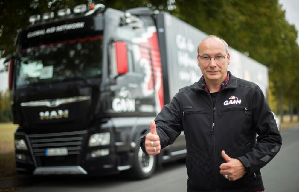 GAiN-Leiter Klaus Dewald vor dem 100. Hilfstransport