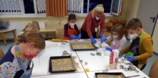 Kinder basteln zum Advent
