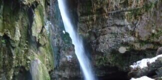 Vorwinterlicher Wasserfall bei Hinang