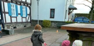 Der Start in den Advent verlief in Grünberg ‚Kunterbunt‘ Kinder beim „Schlitten fahren“ am Winterplatz
