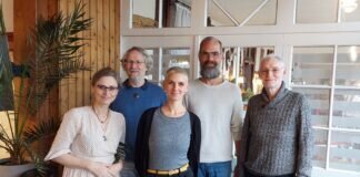 Leila Seidel (Bildmitte) wird an ihrem ersten Arbeitstag empfangen von (von links) Markéta Roska (Schriftführerin des Vereins), Claus Schäfer (Vorsitzender), Martin Klatt (stellv. Vorsitzender), Thomas Börner (Schatzmeister)