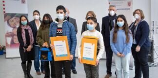 Von links nach rechts: Sportlehrerin Susanne Mederer, Mareike Bauer (ZfS), Aylin Pamuci, Soykan Dimitrov, Schulleiter Markus Koschuch, Omar Ali, Frau Jaschinski (Dezernentin Staatliches Schulamt Gießen), Staatssekretär Dr. Lösel, Lana Waissi und Frau Hinkelbein