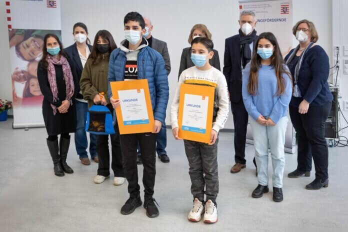 Von links nach rechts: Sportlehrerin Susanne Mederer, Mareike Bauer (ZfS), Aylin Pamuci, Soykan Dimitrov, Schulleiter Markus Koschuch, Omar Ali, Frau Jaschinski (Dezernentin Staatliches Schulamt Gießen), Staatssekretär Dr. Lösel, Lana Waissi und Frau Hinkelbein