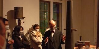 „Students meet Liebig“ – studentische Online-Talkshow bringt Justus Liebig näher: „ChemTalk“ am 7. Februar 2022 um 18:15 Uhr steht allen offen Als Vorbereitung für ihren ChemTalk besuchten die Studierenden das Liebig-Museums, wo ihnen der ehrenamtliche Experimentator Dr. Herbert Lepper das originale Laboratorium zeigte und im Hörsaal Liebig-Experimente vorführte (Foto: Fachschaft Chemie)