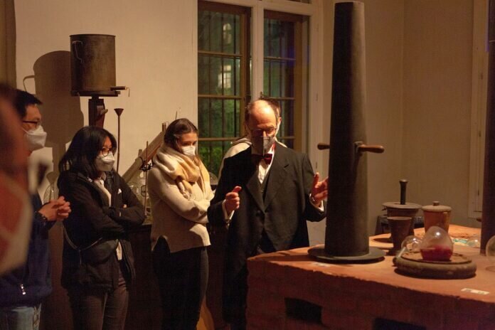 Chemtalk_Liebig_Museum_101 Als Vorbereitung für ihren ChemTalk besuchten die Studierenden das Liebig-Museums, wo ihnen der ehrenamtliche Experimentator Dr. Herbert Lepper das originale Laboratorium zeigte und im Hörsaal Liebig-Experimente vorführte (Foto: Fachschaft Chemie)