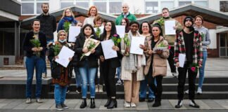 „Ein Weg entsteht, wenn man ihn geht“: Abendschule Gießen verabschiedet 15 Schüler mit Realschulabschluss