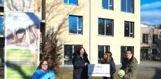 Bessere Fußbälle für besseres Wetter – Förderverein-Spende für Pausengestaltung an der Sophie-Scholl-Schule Gießen
