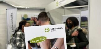 Auf dem Bild zu sehen ist der Flyer der Lebenshilfe Gießen vor dem Infostand.