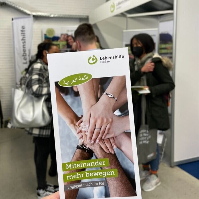 Auf dem Bild zu sehen ist der Flyer der Lebenshilfe Gießen vor dem Infostand.
