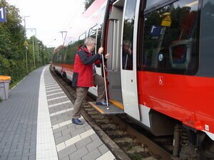 Situation der fehlenden Barrierefreiheit an einem oberflächensanierten Bahnsteig der Main-Weser-Bahn.