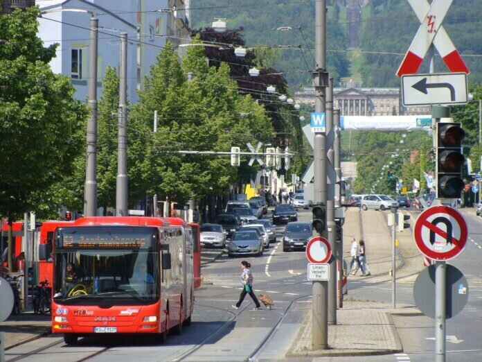 Ein Regionalbus auf der Wilhelmshöher Allee in Kassel.