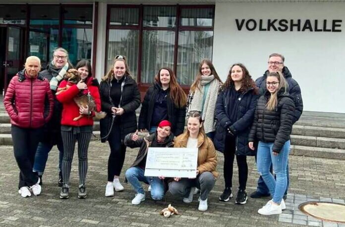 Foto mit Scheck und BM