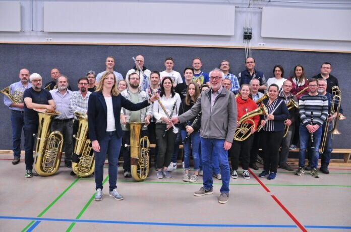 Symbolische Stabübergabe an Dirigentin Franziska Görlach durch Harald Metzger, Abtei-lungsvorsitzender Musikzug Muschenheim