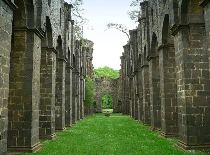 Die Ruine der Abtei Kloster Arnsburg. Eine Exkursion führt am 11. Juni dorthin. Bild: Presse03 CC BY-SA 3.0 Die Ruine der Abtei Kloster Arnsburg. Eine Exkursion führt am 11. Juni dorthin. Bild: Presse03 CC BY-SA 3.0