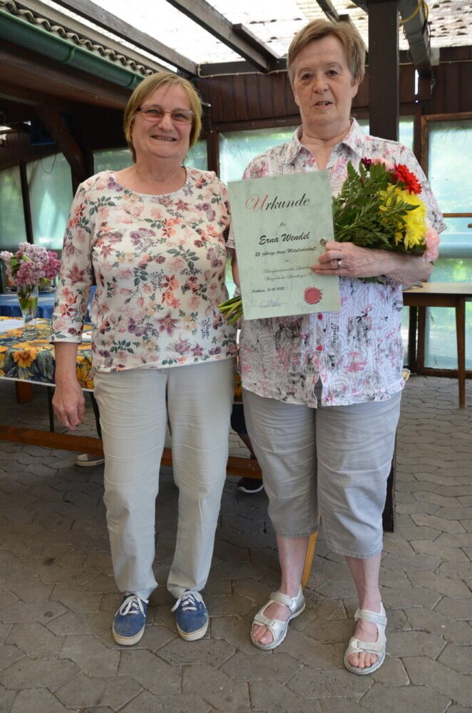 DSC_0181 Elvira Schäfer ehrt Erna Wendel für 25 jährige Mitgliedschaft