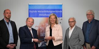 Mehr Unterstützung bei der digitalen Weiterbildung für Unternehmen in Mittelhessen Das Projektteam der Digitalen Weiterbildungsverbünde für Mittelhessen (v.l.n.r.): Henning Hinck, Frank Schmidt, Dr. Klaus-Jürgen Rupp und Dr. Norman Ciezki mit Landrätin Anita Schneider (Mitte)