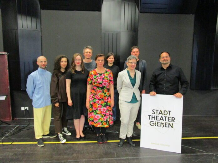 Designierte Intendantin Simone Sterr (4. v.l.) und ihr neues Leitungsteam. (Foto: A. Riva)