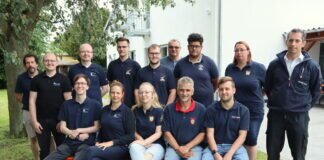 Juleica Lehrgang in Hüttenberg Kreisjugendfeuerwehrwart Steffen Zell (re) mit den Teilnehmern und Ausbildern des Juleica Grundseminars