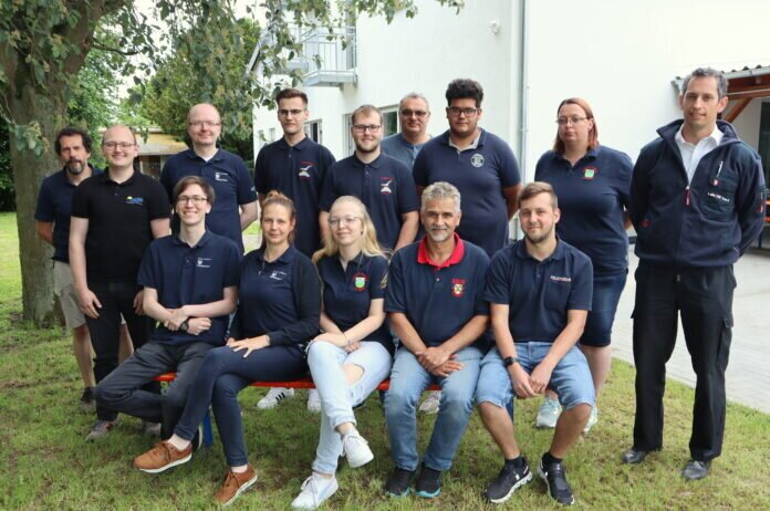 IMG_Juleica I Kreisjugendfeuerwehrwart Steffen Zell (re) mit den Teilnehmern und Ausbildern des Juleica Grundseminars