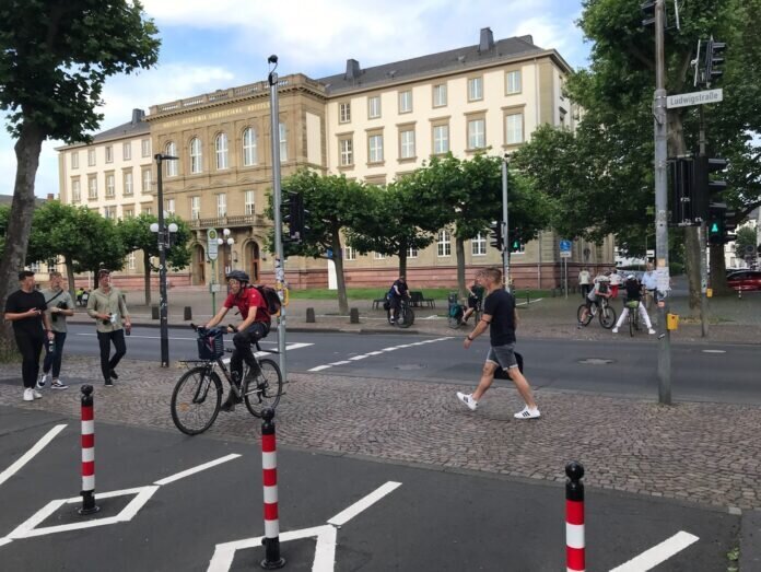 An der Ampel Ludwigstraße/Goethestraße darf Fußverkehr auch queren, wenn Radverkehr grün hat.