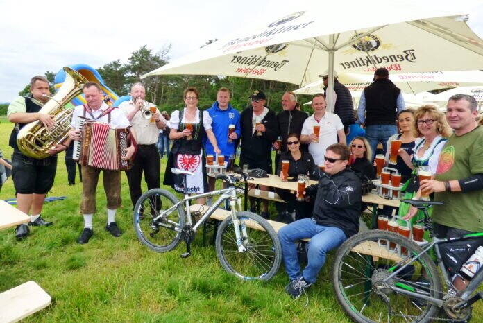 Wicking Band mit Serviceteam und Eintracht-Ffm-Fanclob Oberkleen