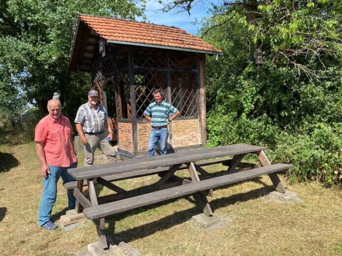 Sitzgruppe Wanderhütte Es darf Platz genommen werden!