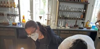 Chemikum Marburg führt erstmalig Wasserstoff-Workshops für Schulen im Gießener Liebig-Museum durch – Kooperation der beiden mittelhessischen MINT-Institutionen erfolgreich angelaufen Experimente zur Zukunft der Energie im Historischen Labor: Schülerinnen und Schüler beim Chemikum-Workshop im Liebig-Museum (Foto: Dr. Ina Budde/Chemikum Marburg)