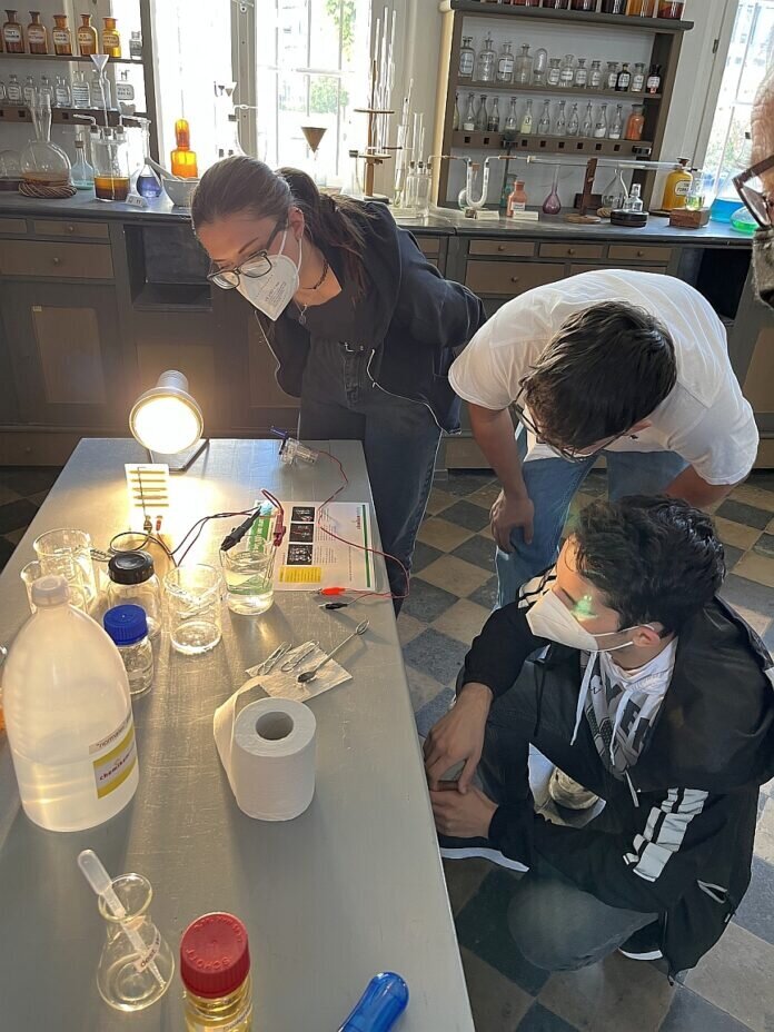 20220615_chemikum_liebigmuseum_experiment Experimente zur Zukunft der Energie im Historischen Labor: Schülerinnen und Schüler beim Chemikum-Workshop im Liebig-Museum (Foto: Dr. Ina Budde/Chemikum Marburg)