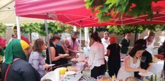 Kulturelle Beiträge aus aller Welt – Interkulturelles Sommerfest des Familienzentrums St. Thomas Morus Kulturelle Beiträge aus aller Welt - auch beim Buffet mit Speisen aus den Herkunftsländern aller Familien