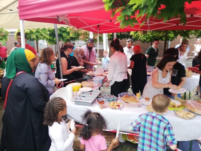 Kulturelle Beiträge aus aller Welt - auch beim Buffet mit Speisen aus den Herkunftsländern aller Familien Kulturelle Beiträge aus aller Welt - auch beim Buffet mit Speisen aus den Herkunftsländern aller Familien