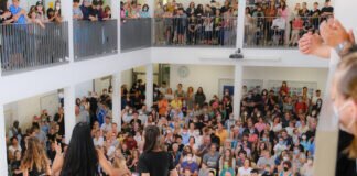 Ein Abend im Glück: „Kunstrasen“ an der Sekundarstufe der Sophie-Scholl–Schule