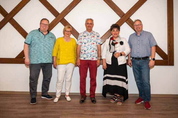 Neue Chorleitung Foto von links: Uwe Schäfer, Ute Pohl (beide Vorstandsteam), Matthias Hampel, Gabriela Tasnadi, Mike Mülich ( Vorstandsteam), Quelle Mario Langlitz