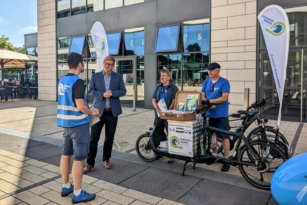 Verkehrswende_Wright Simon Becker im Gespräch mit Bürgermeister Alexander Wright bei der Übergabe der Unterschriften für das Volksbegehren Verkehrswende Hessen