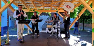 Sommerkulturkirche – Ein Ort der Begegnung The Small Easy sorgt für gute Laune auf der Bühne der Sommerkulturkirche St. Thomas Morus