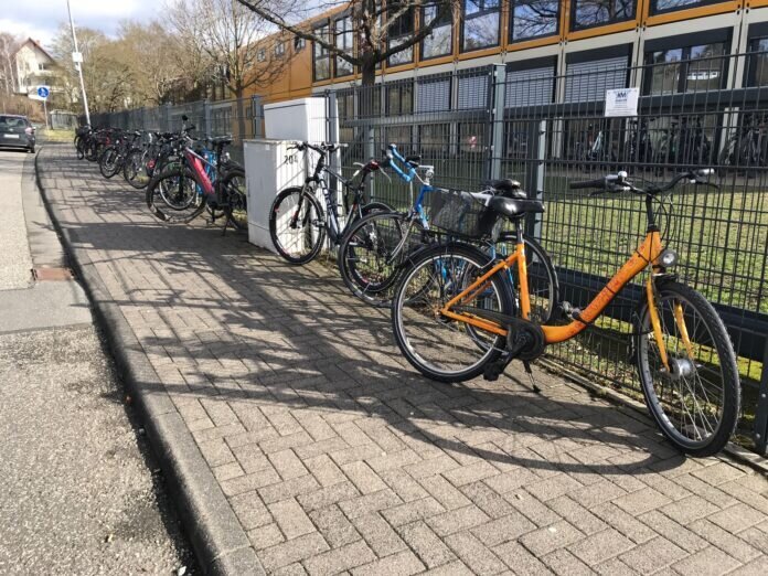 Gesamtschule_Giessen_Ost Nicht nur an der Gesamtschule Gießen Ost werden viele Fahrräder mangels ausreichenden Fahrradstellplätze wild geparkt.